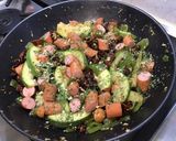 Une image de l'étape 14 de Saucisses fumées aux poivrons verts, tomates séchées et courgette.