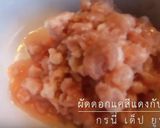 รูปขั้นตอนการทำที่ 1 ของ ผัดดอกแคสีแดงกับหมูสับ