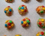 Foto del paso 3 de la receta: Cookies con confites 🌈 multicolores rellenos de chocolate 🌈