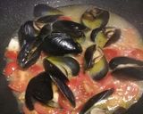 A picture of step 4 of Spaghetti with mussels and fresh tomatoes.