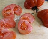Foto del paso 1 de la receta Fuente de tomates Monterrosa y tomates azules con rúcula