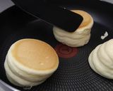A picture of step 4 of Japanese Souflè Pancakes.