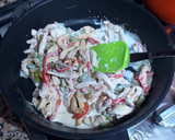 Foto del paso 7 de la receta: Mini penne en salsa bechamel con salteado de tiras de pechuga