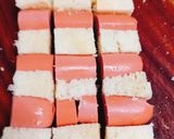 Hình bước làm 2 của món Ăn sáng với bánh mì sandwich xúc xích và trứng
