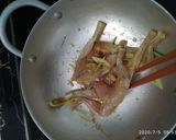 Hình bước làm 2 của món Ăn dặm cho bé: Cà ri ếch mix sữa công thức