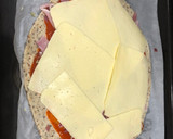 Foto del paso 2 de la receta: Pizza de jamón, lacón y queso havarti con pimientos y tomate cherry