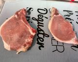 Une image de l'étape 1 de Côtes de porc marinées au chutney et persil grillées à la plancha.