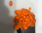 Foto del paso 1 de la receta: Nidos de huevo y sofrito de champiñones espárragos y zanahoria