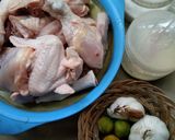 Foto langkah ke 1 dari resep Ayam goreng bawang putih kecap.