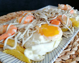 Foto del paso 9 de la receta: Huevos rotos con gulas y langostinos