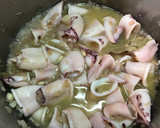 Foto del paso 2 de la receta: Chipirones en salsa con refrito de patatas y piñones