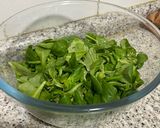 Foto del paso 1 de la receta: Ensalada de canónigos con queso de cabra, nueces y mermelada de frambuesa