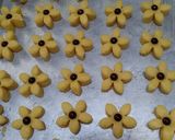 Foto langkah ke 4 dari resep Cookies bunga 3 bahan.