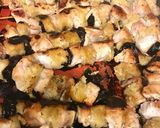 Foto del paso 2 de la receta: Brochette de pollo a la mariland con banana, ananá y ciruelas secas con salsa de almíbar dulce!