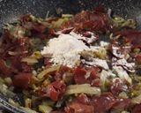 Foto del paso 3 de la receta: Guisantes y patatas salteados con jamón y ajos tiernos