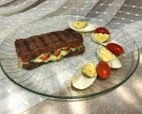 Foto del paso 5 de la receta: 🌿🍅🧀 Sándwich caprese con pan de lentejas 🧀🍅🌿 Tomates cherry, muzzarella y pesto de albahaca