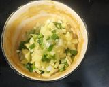 A picture of step 1 of Alu Hari pyaz k pakoray.