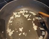 Hình bước làm 2 của món Vỏ dưa hấu xào tỏi