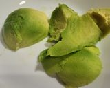 Foto del paso 1 de la receta: Tostas con crema de aguacate y queso, jamón york y cherries