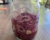 A picture of step 4 of Pickled red onions 🧅.