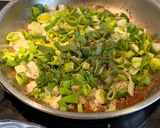 Foto del paso 2 de la receta: Supremas de pollo de corral en salsa de curry y verduras