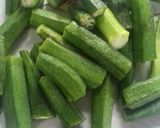 A picture of step 1 of Bengali shorshe dharosh/bhindi masala with mustard seeds paste.