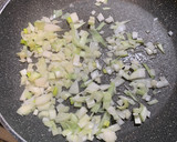 Foto del paso 1 de la receta: Macarrones con calabacín y tomate