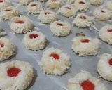 Foto langkah ke 5 dari resep Strawberry thumprint cookies.