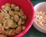 Foto langkah ke 1 dari resep Tumis terong tauge pedas.