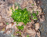Foto del paso 1 de la receta: Ensalada de lacitos con pulpitos