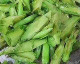 Hình bước làm 2 của món Đậu Rồng Xào Tỏi
