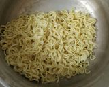 Foto langkah ke 8 dari resep Mie Goreng Udang Pedas.