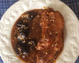 Foto del paso 3 de la receta: Pies de cerdo estofado con ciruelas