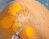 Foto langkah ke 3 dari resep Bolu karamel kukus.
