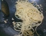 Foto langkah ke 3 dari resep Noodle With Garlic Butter Prawn.