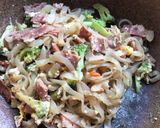 รูปขั้นตอนการทำที่ 2 ของ ผัดก๋วยเตี๋ยวใส่เบคอน คีโต