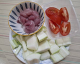 夏日清爽料理-梅花豬炒番茄絲瓜的食譜步驟1照片