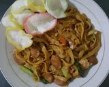 Foto langkah ke 5 dari resep Kwetiau goreng sosis.