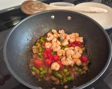 Foto del paso 3 de la receta Stir fry de gambas y espárragos al wok con miso picante