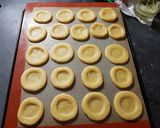 Foto del paso 5 de la receta: Galletitas con jalea de frutillas sin manteca