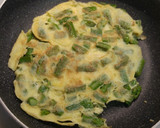 Foto del paso 4 de la receta: Tortilla francesa de espárragos verdes