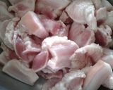 Hình bước làm 1 của món Ba rọi cháy cạnh