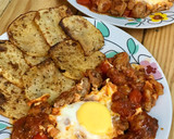 Foto del paso 4 de la receta: Butifarra con salsa de tomate picante, huevos y patatas al horno