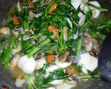 Foto langkah ke 4 dari resep Tumis kangkung jamur n baso ikan.