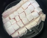 รูปขั้นตอนการทำที่ 5 ของ “หมูกรอบ 2 เวอร์ชั่น”