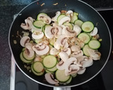 Foto del paso 4 de la receta: Spaghettis con calabacín, puerro y champiñones