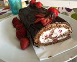 A picture of step 20 of Marbled Swiss Roll Filled with Cream and Strawberries with Chocolate.