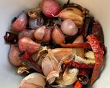 รูปขั้นตอนการทำที่ 1 ของ น้ำพริกมะขามสดสูตรใส่ปลาย่างมะแขว่น🌶️🧄(สูตรไม่ผัด)