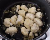 Foto del paso 2 de la receta Fusilli lunghi con coliflor y olivas adobadas