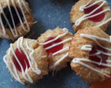 Foto langkah ke 4 dari resep Resep Kue Kering Thumbprint Cookies dengan Selai Strawberry dan Selai Blueberry.
